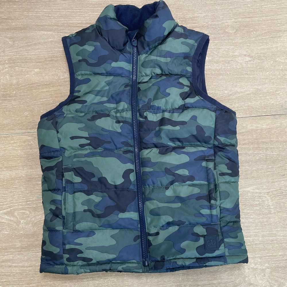 Boy camo gap kids vest.